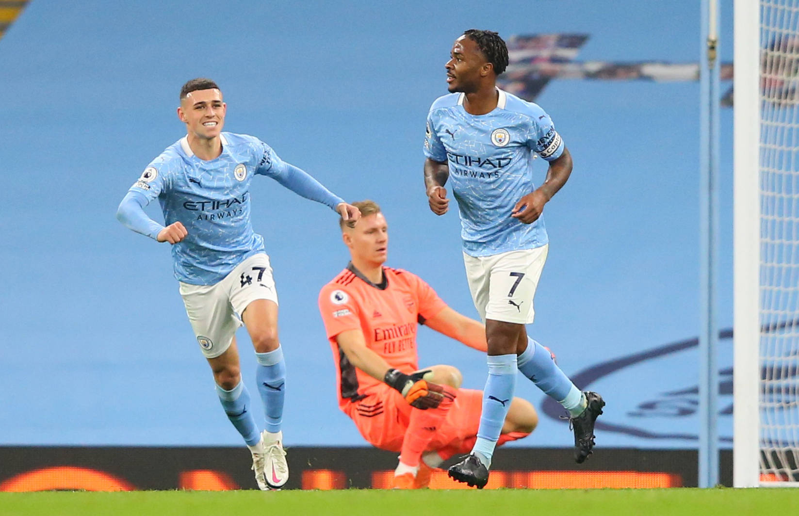 他低垂著頭 他低垂著頭